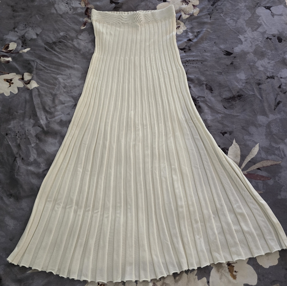 ✨️ Beautiful White Skirt with Slit✨️